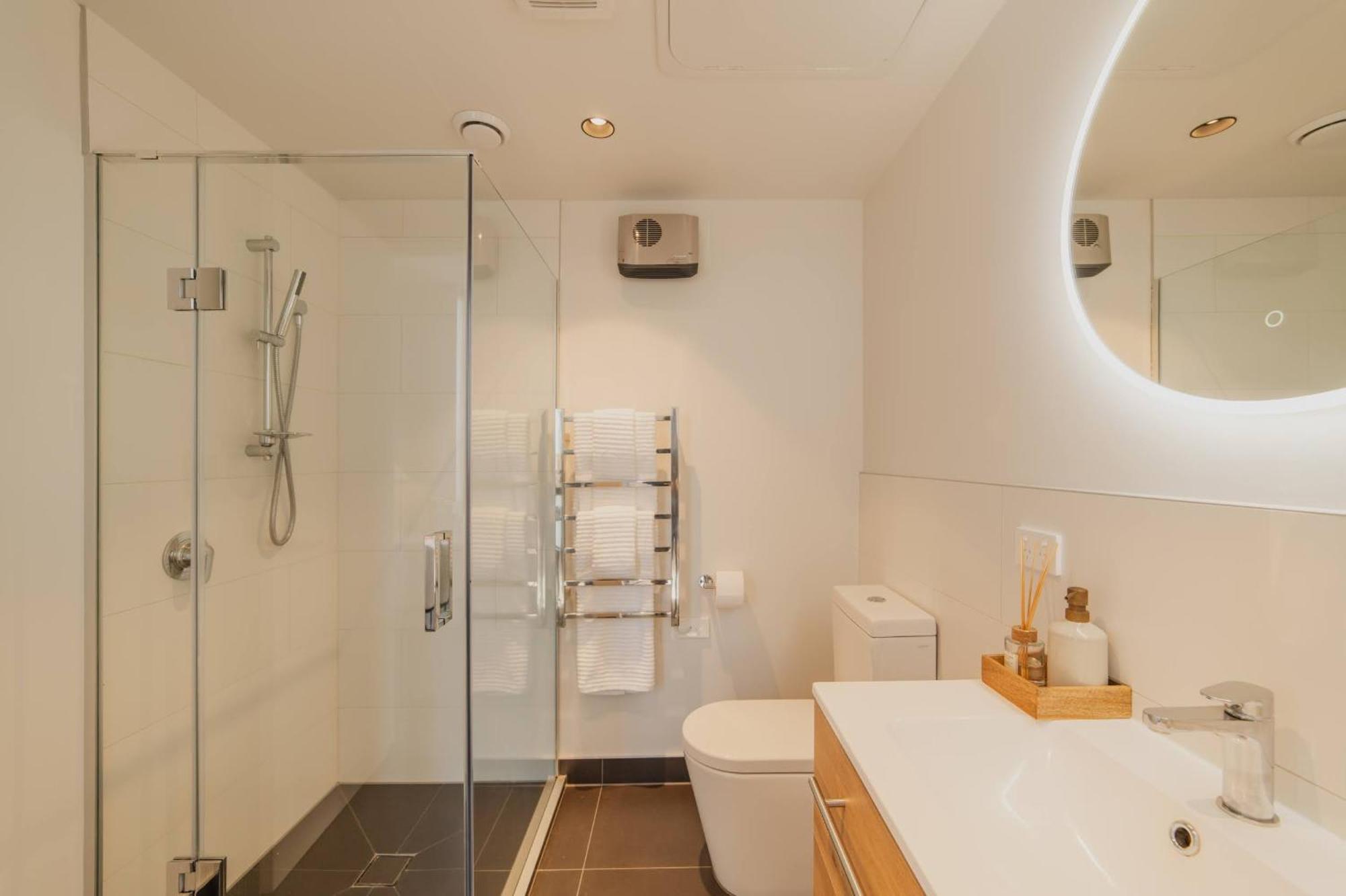Chic And Contemporary Living At Cambridge Terrace Villa Крайстчърч Екстериор снимка